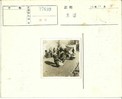 乡村集市人群与帐篷场景.jpg