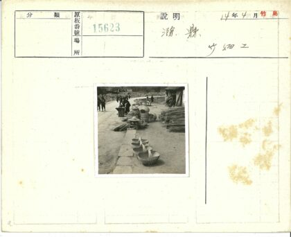 乡村集市篮筐与行人街景.jpg