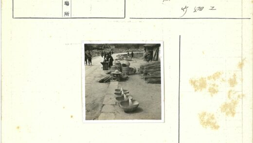 乡村集市篮筐与行人街景.jpg