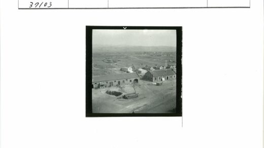 乡村鸟瞰田野远山建筑.jpg