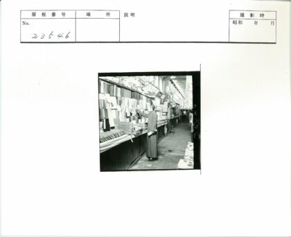书店书架过道书籍陈列.jpg