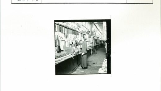 书店书架过道书籍陈列.jpg