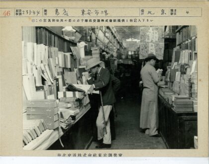书店内两男子专注阅读.jpg