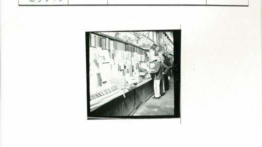 书店展示桌旁两人翻阅书籍.jpg