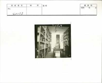 书房藏书与工作桌景.jpg