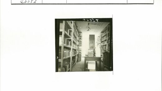 书房藏书与工作桌景.jpg
