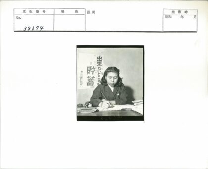 书桌前专注写字的人.jpg