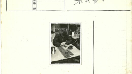 书法创作与旁观场景.jpg