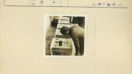 书法家在木箱上挥毫创作.jpg