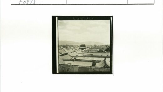 云雾中的中国传统建筑与山水.jpg