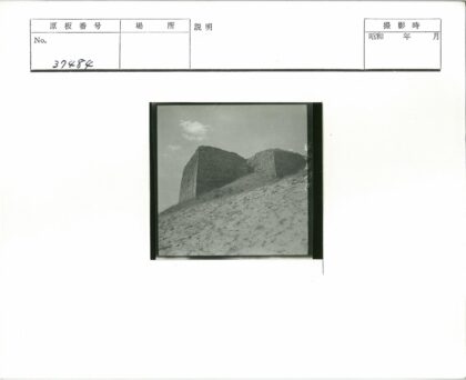 云雾山坡上的石头废墟.jpg