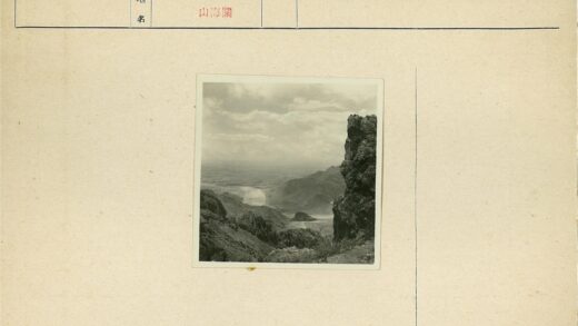 云雾山川与蜿蜒河流景观.jpg