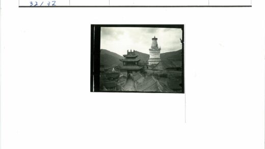 云雾山脉下的白色佛塔与宝塔.jpg