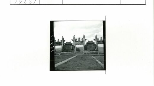 云雾山脉对称石门景观.jpg