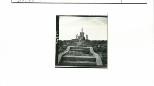 云雾岩石山狮子雕像纪念碑楼梯.jpg