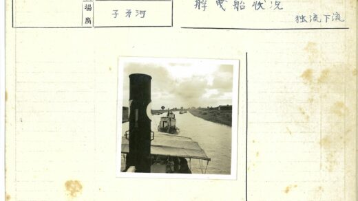云雾河流航船两岸风景.jpg