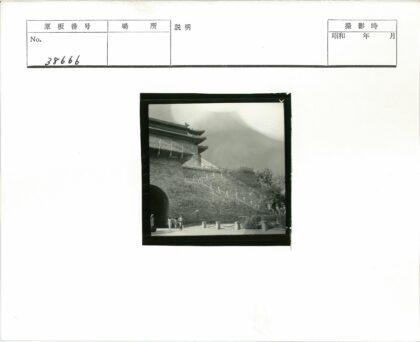 云雾石阶通中式拱门建筑.jpg