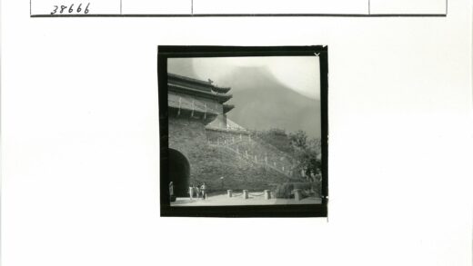 云雾石阶通中式拱门建筑.jpg