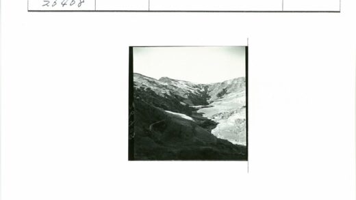 云雾缭绕山地风光.jpg