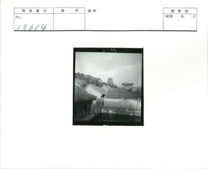 云雾缭绕山坡传统宝塔建筑.jpg