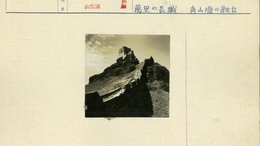 云雾缭绕砖墙小径通山顶古建.jpg