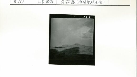 云雾远山黑白风景照.jpg