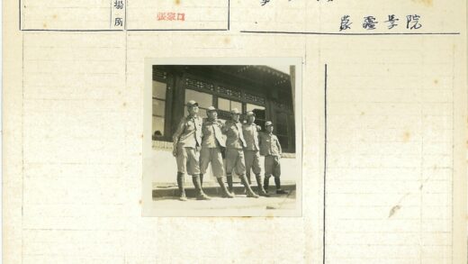五人制服团队建筑前合影.jpg