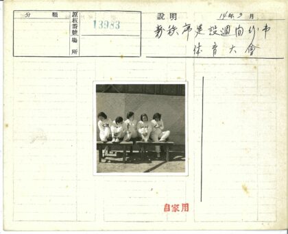 五人同衣坐长椅.jpg