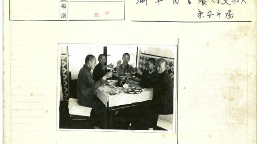 五人围桌享用火锅聚餐.jpg