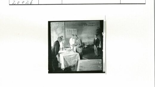 五人围桌聚会历史场景.jpg
