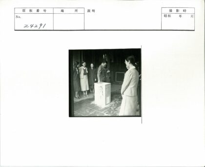 五人围绕白色盒子的室内场景.jpg