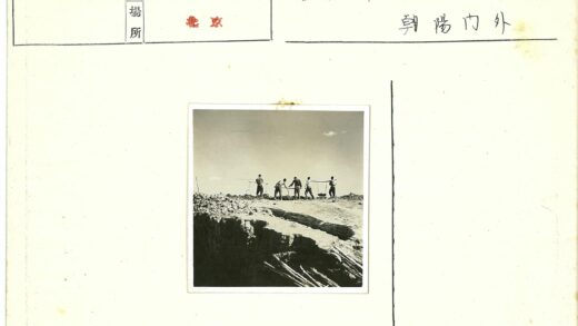 五人户外搬运材料工作照.jpg