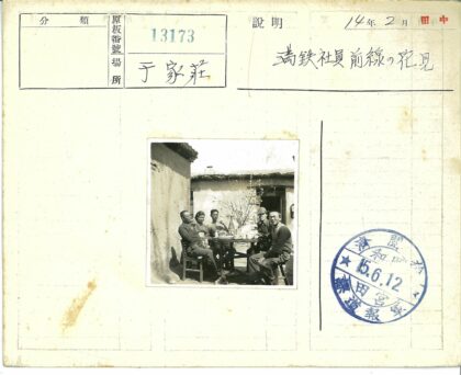 五人户外聚餐质朴建筑前.jpg