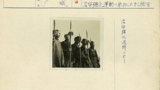 五人持毛皮长矛户外合影.jpg