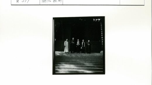 五人立于古建前传统木门台阶.jpg