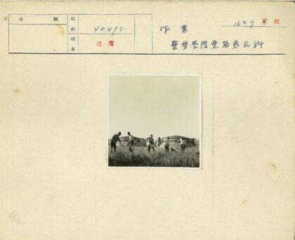 五人草地劳作与大型建筑背景.jpg