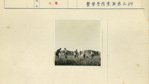 五人草地劳作与大型建筑背景.jpg