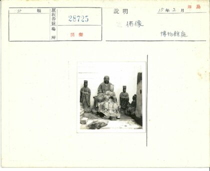 五座坐姿人物石像室内陈列.jpg