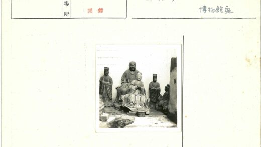 五座坐姿人物石像室内陈列.jpg