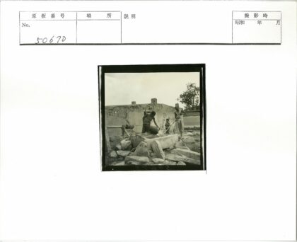井边劳作的人们与旧墙.jpg