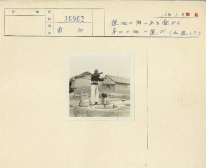 井边提水桶的乡村生活.jpg