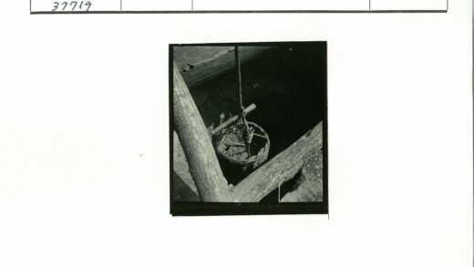 井边编织篮子与木梁.jpg