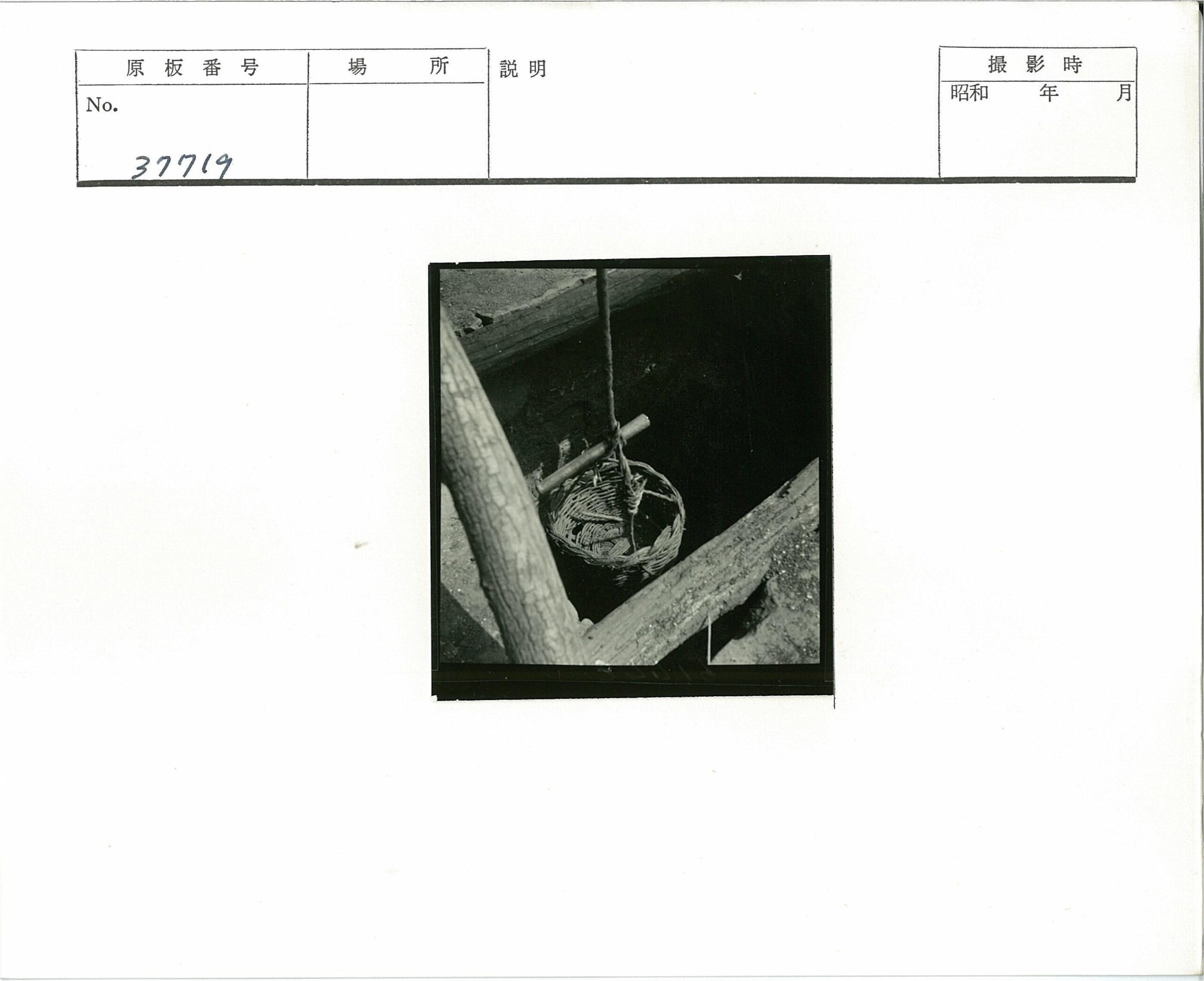 井边编织篮子与木梁.jpg