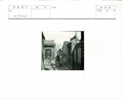 亚洲传统小巷建筑与行人.jpg