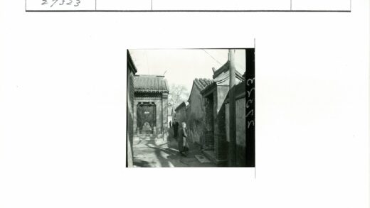 亚洲传统小巷建筑与行人.jpg