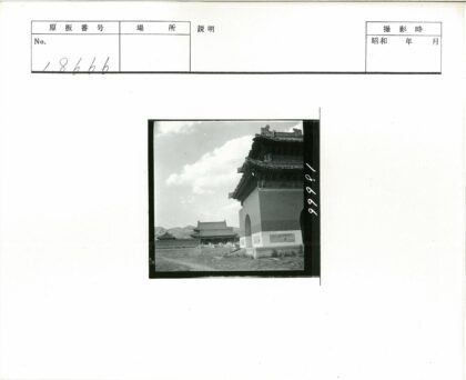亚洲传统建筑与宁静自然景观.jpg