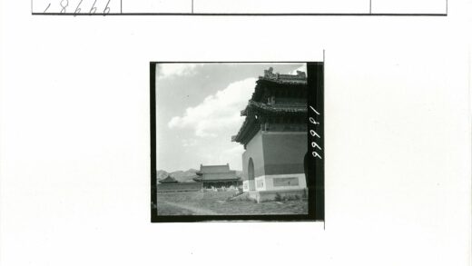 亚洲传统建筑与宁静自然景观.jpg