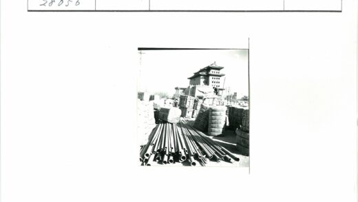 亚洲传统建筑工地管道堆叠.jpg