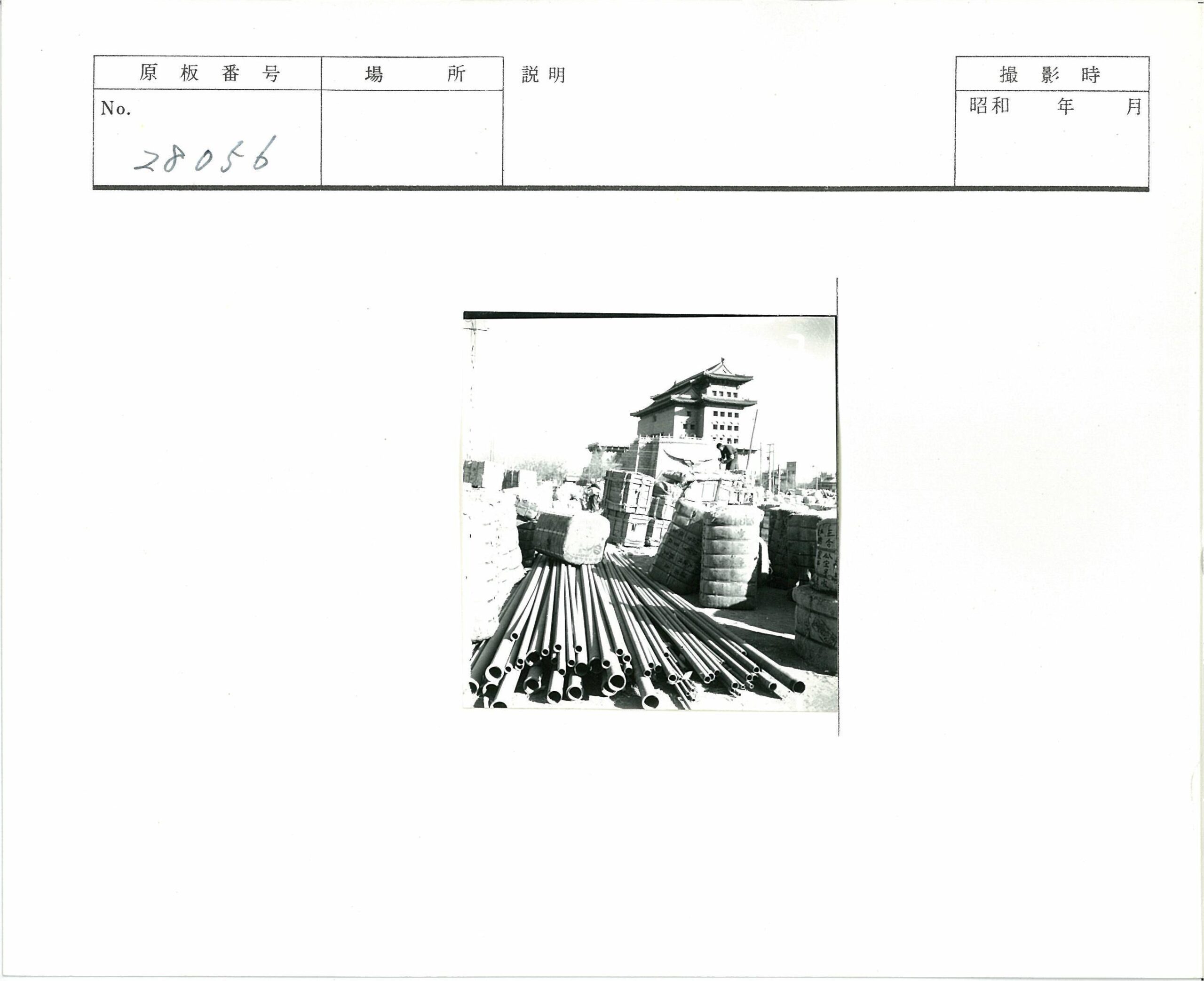 亚洲传统建筑工地管道堆叠.jpg
