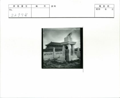 亚洲古建日晷与女子合影.jpg
